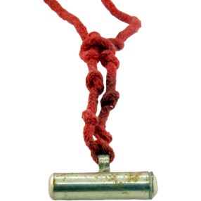 Boîte en argent avec des nœuds de glaçage en cendres et raksha bandanam